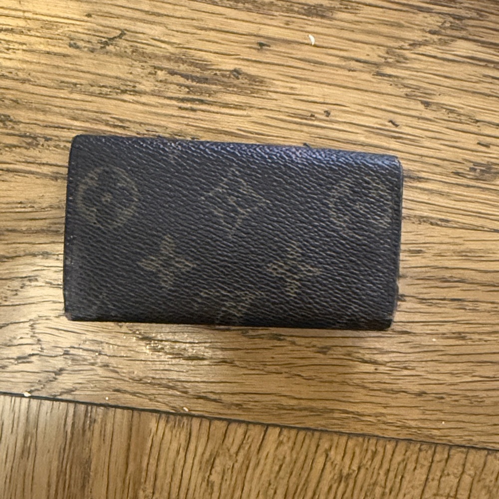 Louis Vuitton Monogram 4 Key Holder - Picture 8 of 9